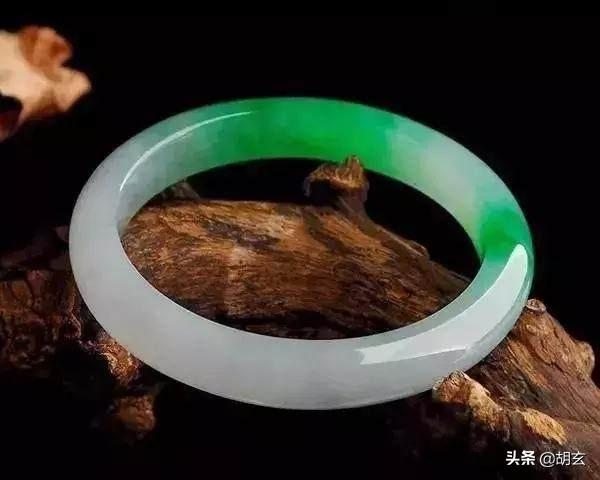 新坑翡翠手镯的价格翡翠手镯表面有小坑-第12张图片-翡翠网 新坑翡翠手镯的价格翡翠手镯表面有小坑-第12张图片-翡翠网