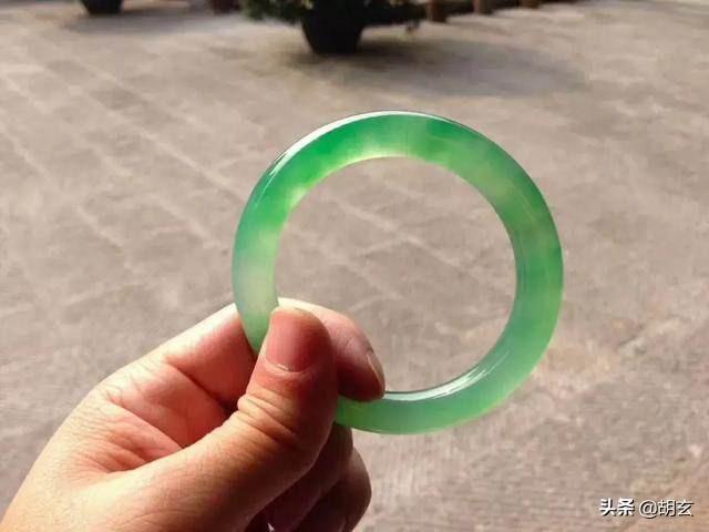 新坑翡翠手镯的价格翡翠手镯表面有小坑-第13张图片-翡翠网 新坑翡翠手镯的价格翡翠手镯表面有小坑-第13张图片-翡翠网