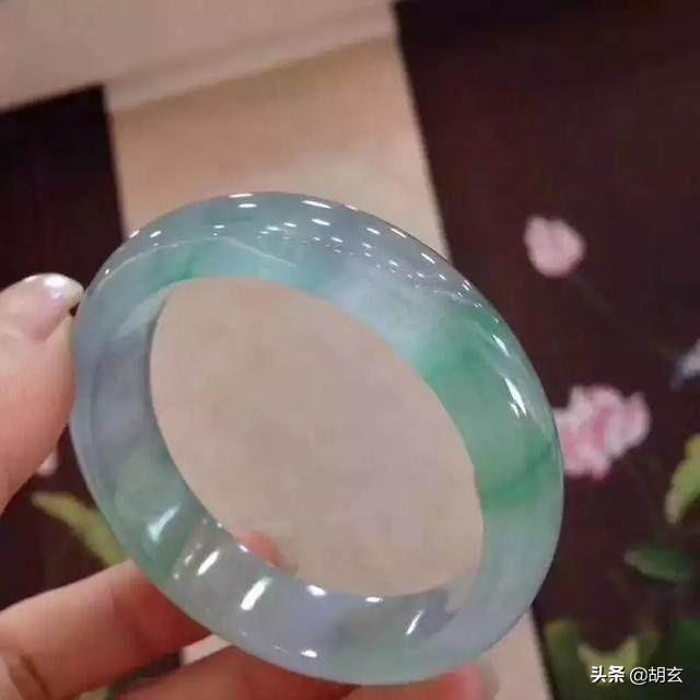 新坑翡翠手镯的价格翡翠手镯表面有小坑-第14张图片-翡翠网 新坑翡翠手镯的价格翡翠手镯表面有小坑-第14张图片-翡翠网