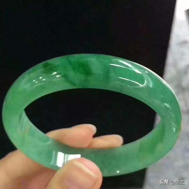 新坑翡翠手镯的价格翡翠手镯表面有小坑-第15张图片-翡翠网 新坑翡翠手镯的价格翡翠手镯表面有小坑-第15张图片-翡翠网