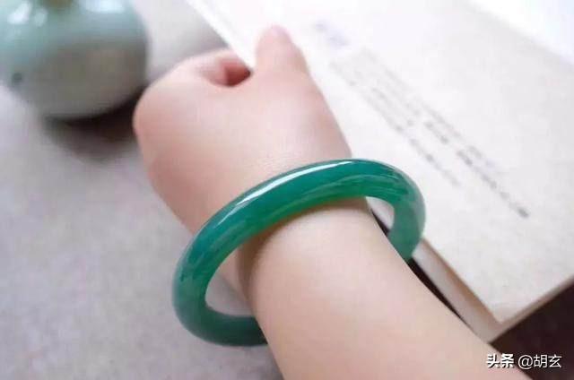 新坑翡翠手镯的价格翡翠手镯表面有小坑-第16张图片-翡翠网 新坑翡翠手镯的价格翡翠手镯表面有小坑-第16张图片-翡翠网