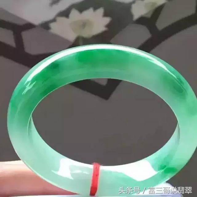 手戴翡翠手镯的图片,翡翠手镯与手图片-第6张图片-翡翠网 手戴翡翠手镯的图片,翡翠手镯与手图片-第6张图片-翡翠网