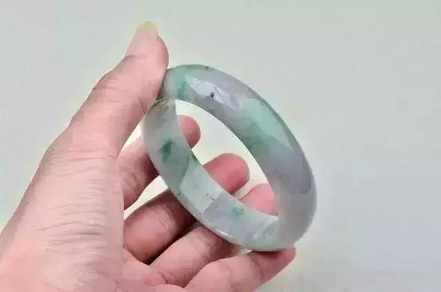 翡翠a货手镯纯色的简单介绍-第1张图片-翡翠网 翡翠a货手镯纯色的简单介绍-第1张图片-翡翠网