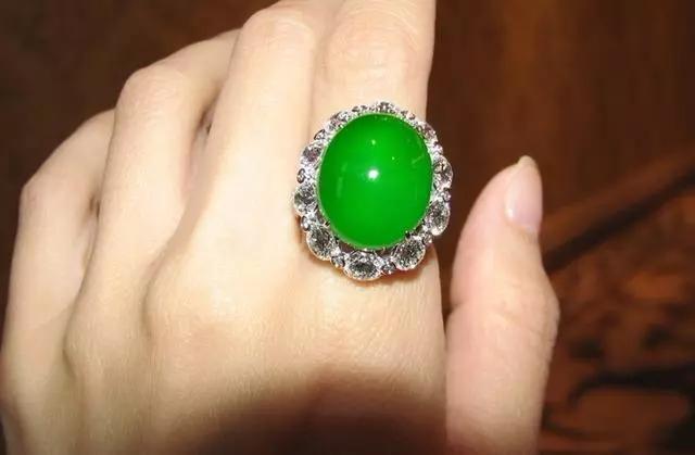 翡翠a货手镯纯色的简单介绍-第37张图片-翡翠网 翡翠a货手镯纯色的简单介绍-第37张图片-翡翠网