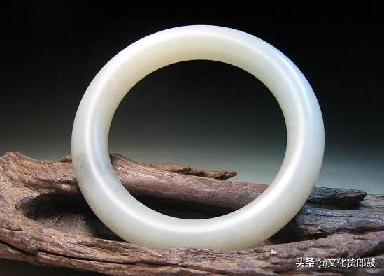 玛瑙手镯和翡翠玉镯有什么区别,玉镯和翡翠手镯的区别-第4张图片-翡翠网 玛瑙手镯和翡翠玉镯有什么区别,玉镯和翡翠手镯的区别-第4张图片-翡翠网