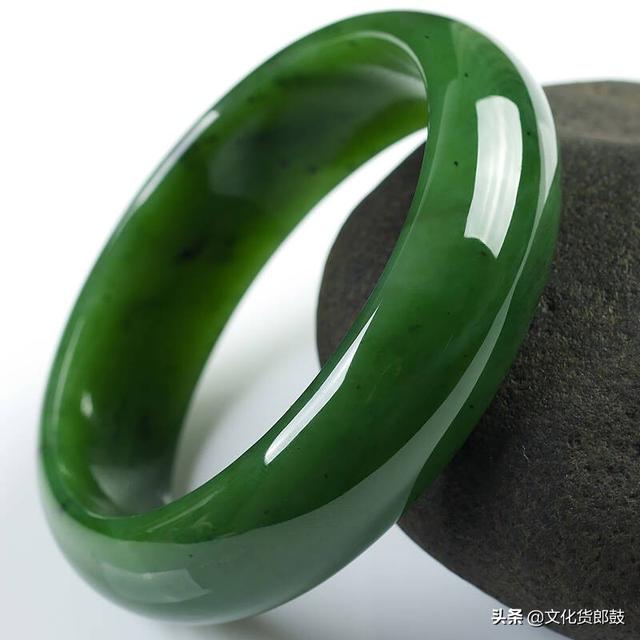 玛瑙手镯和翡翠玉镯有什么区别,玉镯和翡翠手镯的区别-第9张图片-翡翠网 玛瑙手镯和翡翠玉镯有什么区别,玉镯和翡翠手镯的区别-第9张图片-翡翠网