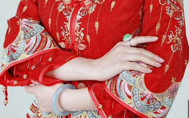 带二手翡翠手镯可以吗,二手翡翠手镯能戴吗-第5张图片-翡翠网 带二手翡翠手镯可以吗,二手翡翠手镯能戴吗-第5张图片-翡翠网