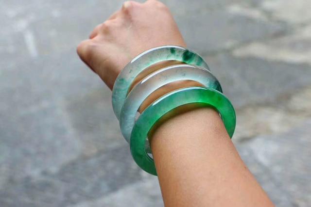 带二手翡翠手镯可以吗,二手翡翠手镯能戴吗-第6张图片-翡翠网 带二手翡翠手镯可以吗,二手翡翠手镯能戴吗-第6张图片-翡翠网