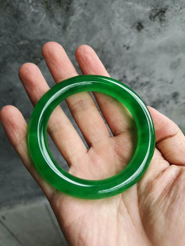 带二手翡翠手镯可以吗,二手翡翠手镯能戴吗-第11张图片-翡翠网 带二手翡翠手镯可以吗,二手翡翠手镯能戴吗-第11张图片-翡翠网