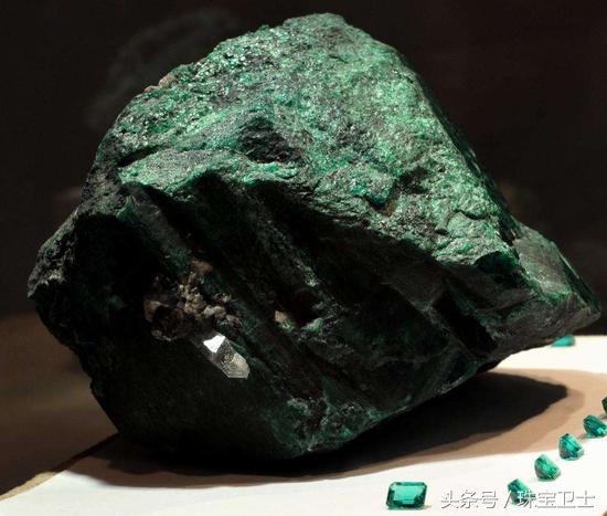 发现翡翠原石,莫西沙翡翠原石特点-第1张图片-翡翠网 发现翡翠原石,莫西沙翡翠原石特点-第1张图片-翡翠网