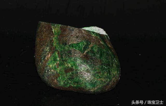 发现翡翠原石,莫西沙翡翠原石特点-第3张图片-翡翠网 发现翡翠原石,莫西沙翡翠原石特点-第3张图片-翡翠网