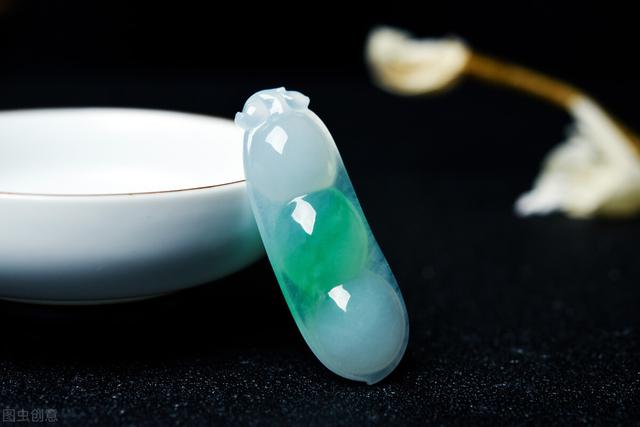 翡翠手镯12种颜色,翡翠手镯颜色越带越浅-第5张图片-翡翠网 翡翠手镯12种颜色,翡翠手镯颜色越带越浅-第5张图片-翡翠网