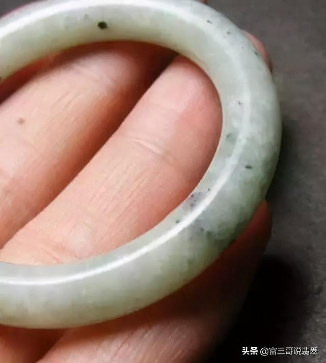 翡翠手镯有石纹能买吗,翡翠手镯石纹高清图片-第4张图片-翡翠网 翡翠手镯有石纹能买吗,翡翠手镯石纹高清图片-第4张图片-翡翠网