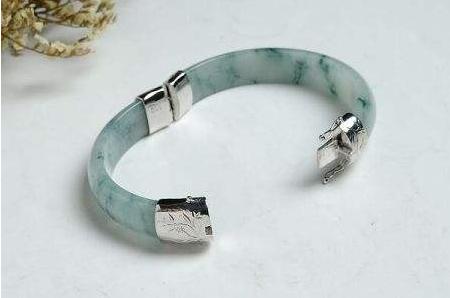 翡翠手镯上有一个小疤的简单介绍-第3张图片-翡翠网 翡翠手镯上有一个小疤的简单介绍-第3张图片-翡翠网