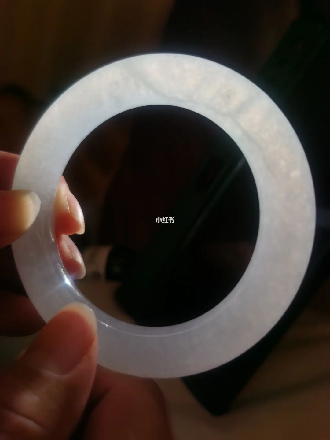 翡翠手镯里面有裂痕翡翠手镯有裂痕是不是不值钱了-第1张图片-翡翠网 翡翠手镯里面有裂痕翡翠手镯有裂痕是不是不值钱了-第1张图片-翡翠网