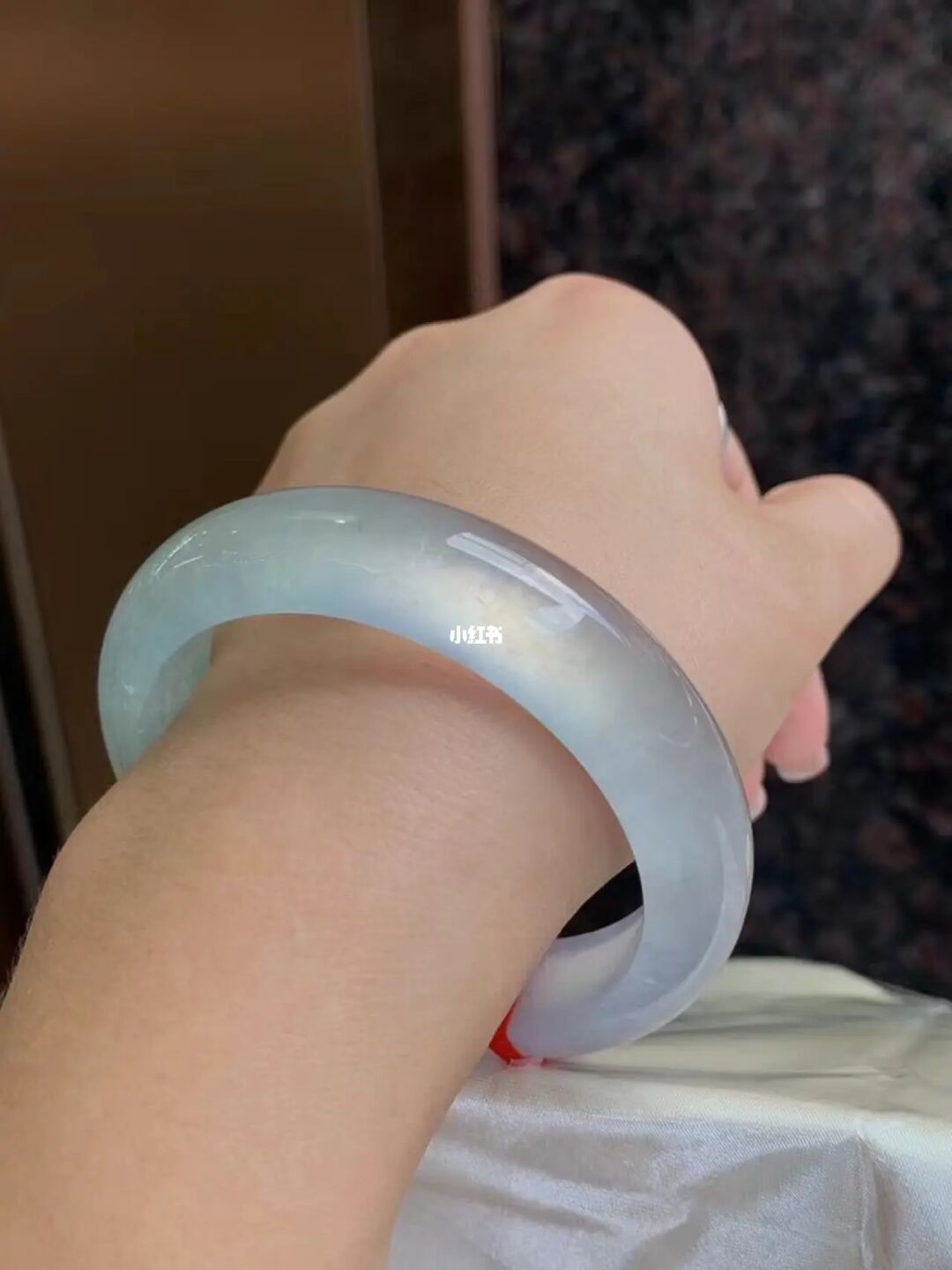 翡翠手镯里面有裂痕翡翠手镯有裂痕是不是不值钱了-第2张图片-翡翠网 翡翠手镯里面有裂痕翡翠手镯有裂痕是不是不值钱了-第2张图片-翡翠网