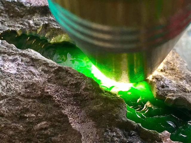 翡翠原石上的白癣图片翡翠原石有白癣图片-第20张图片-翡翠网 翡翠原石上的白癣图片翡翠原石有白癣图片-第20张图片-翡翠网