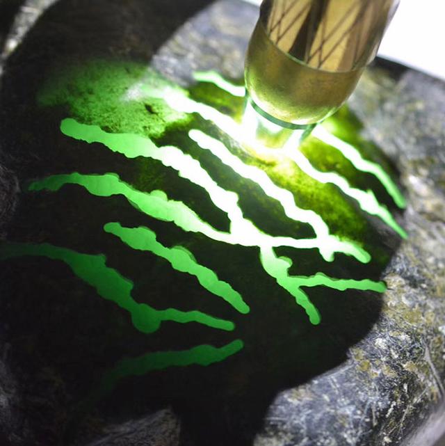 翡翠原石上的白癣图片翡翠原石有白癣图片-第22张图片-翡翠网 翡翠原石上的白癣图片翡翠原石有白癣图片-第22张图片-翡翠网