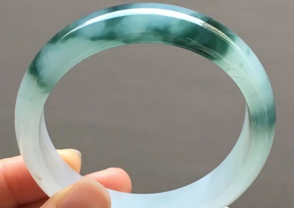 翡翠手镯和玉手镯哪个好,手镯玉翡翠-第2张图片-翡翠网 翡翠手镯和玉手镯哪个好,手镯玉翡翠-第2张图片-翡翠网