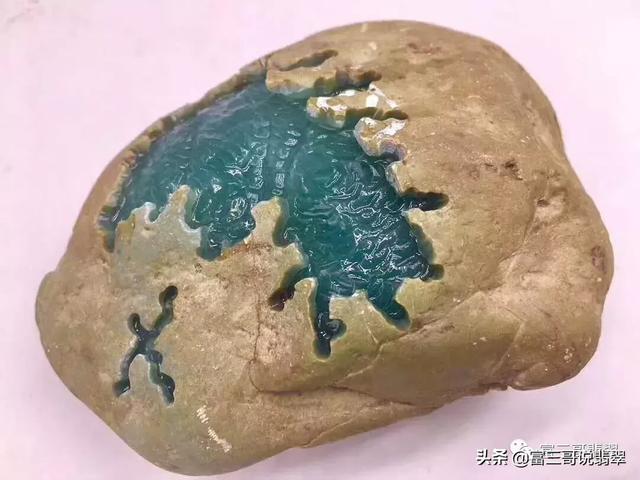 翡翠原石切割现场视频翡翠原石现场切开视频-第1张图片-翡翠网 翡翠原石切割现场视频翡翠原石现场切开视频-第1张图片-翡翠网