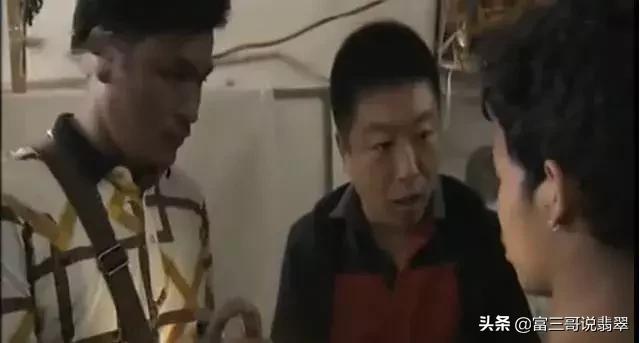 翡翠原石切割现场视频翡翠原石现场切开视频-第7张图片-翡翠网 翡翠原石切割现场视频翡翠原石现场切开视频-第7张图片-翡翠网