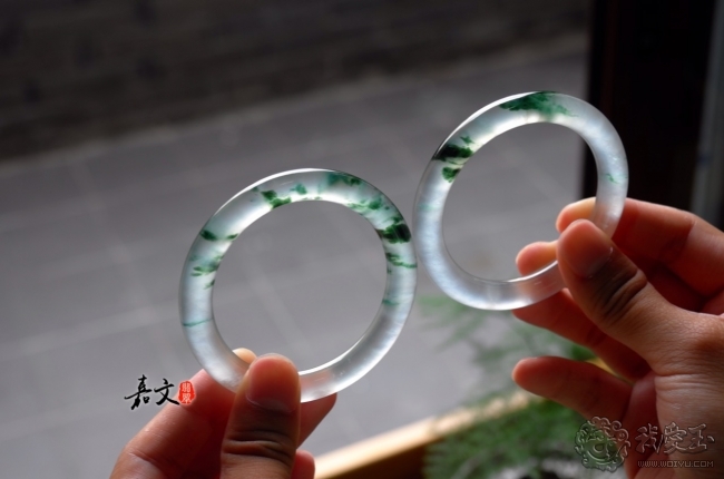 翡翠飘蓝花手镯4000的简单介绍-第1张图片-翡翠网 翡翠飘蓝花手镯4000的简单介绍-第1张图片-翡翠网