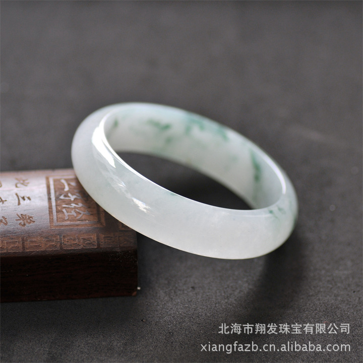 翡翠飘蓝花手镯4000的简单介绍-第2张图片-翡翠网 翡翠飘蓝花手镯4000的简单介绍-第2张图片-翡翠网