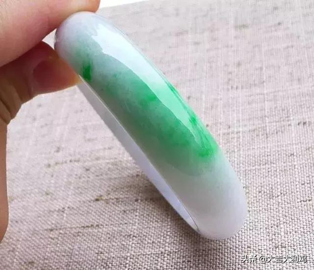 南莫翡翠原石的皮壳特点,翡翠原石皮壳看种水-第23张图片-翡翠网 南莫翡翠原石的皮壳特点,翡翠原石皮壳看种水-第23张图片-翡翠网