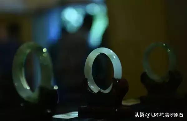 翡翠手镯拿什么敲声音翡翠手镯对人有什么好处-第5张图片-翡翠网 翡翠手镯拿什么敲声音翡翠手镯对人有什么好处-第5张图片-翡翠网