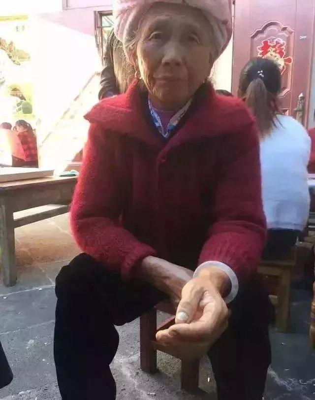 古董翡翠手镯图片,古董翡翠手镯价格-第2张图片-翡翠网 古董翡翠手镯图片,古董翡翠手镯价格-第2张图片-翡翠网