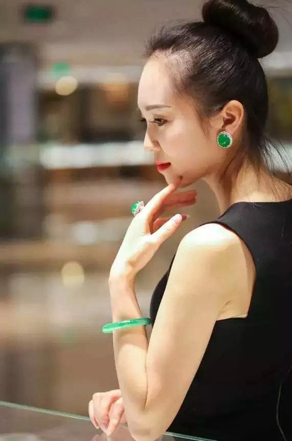 古董翡翠手镯图片,古董翡翠手镯价格-第6张图片-翡翠网 古董翡翠手镯图片,古董翡翠手镯价格-第6张图片-翡翠网