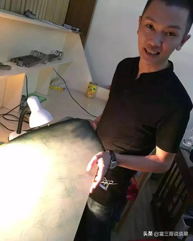 糯冰种翡翠原石特点冰种翡翠原石怎么出手-第2张图片-翡翠网 糯冰种翡翠原石特点冰种翡翠原石怎么出手-第2张图片-翡翠网