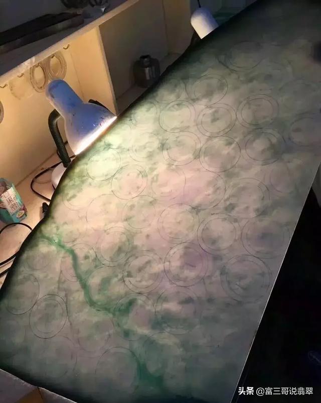 糯冰种翡翠原石特点冰种翡翠原石怎么出手-第3张图片-翡翠网 糯冰种翡翠原石特点冰种翡翠原石怎么出手-第3张图片-翡翠网