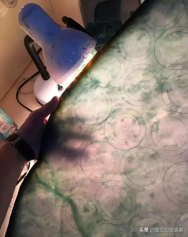 糯冰种翡翠原石特点冰种翡翠原石怎么出手-第4张图片-翡翠网 糯冰种翡翠原石特点冰种翡翠原石怎么出手-第4张图片-翡翠网