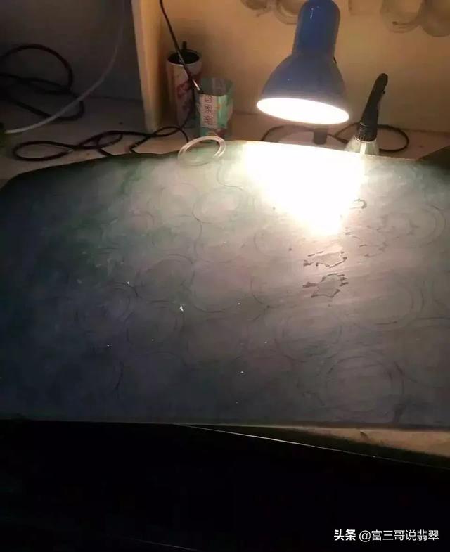 糯冰种翡翠原石特点冰种翡翠原石怎么出手-第5张图片-翡翠网 糯冰种翡翠原石特点冰种翡翠原石怎么出手-第5张图片-翡翠网