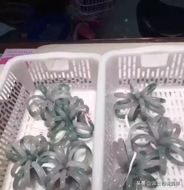 糯冰种翡翠原石特点冰种翡翠原石怎么出手-第8张图片-翡翠网 糯冰种翡翠原石特点冰种翡翠原石怎么出手-第8张图片-翡翠网