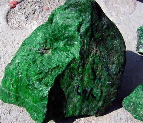 铁龙生翡翠图片大全,铁龙生与翡翠原石-第3张图片-翡翠网 铁龙生翡翠图片大全,铁龙生与翡翠原石-第3张图片-翡翠网