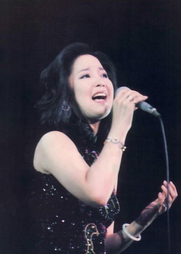 翡翠耳钉镶嵌图片大全,明星翡翠手镯-第5张图片-翡翠网 翡翠耳钉镶嵌图片大全,明星翡翠手镯-第5张图片-翡翠网