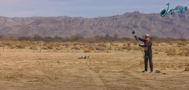 我有翡翠原石给谁看,铁铲打翡翠原石-第1张图片-翡翠网 我有翡翠原石给谁看,铁铲打翡翠原石-第1张图片-翡翠网