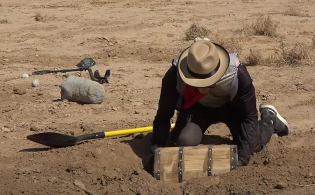 我有翡翠原石给谁看,铁铲打翡翠原石-第2张图片-翡翠网 我有翡翠原石给谁看,铁铲打翡翠原石-第2张图片-翡翠网