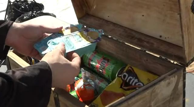 我有翡翠原石给谁看,铁铲打翡翠原石-第3张图片-翡翠网 我有翡翠原石给谁看,铁铲打翡翠原石-第3张图片-翡翠网