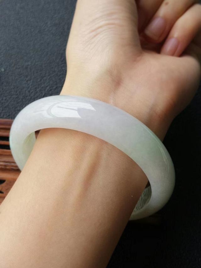 成都买翡翠手镯商场在哪里商场翡翠手镯价格-第2张图片-翡翠网 成都买翡翠手镯商场在哪里商场翡翠手镯价格-第2张图片-翡翠网