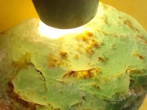 冰蓝翡翠原石毛料翡翠冰种原石-第3张图片-翡翠网 冰蓝翡翠原石毛料翡翠冰种原石-第3张图片-翡翠网