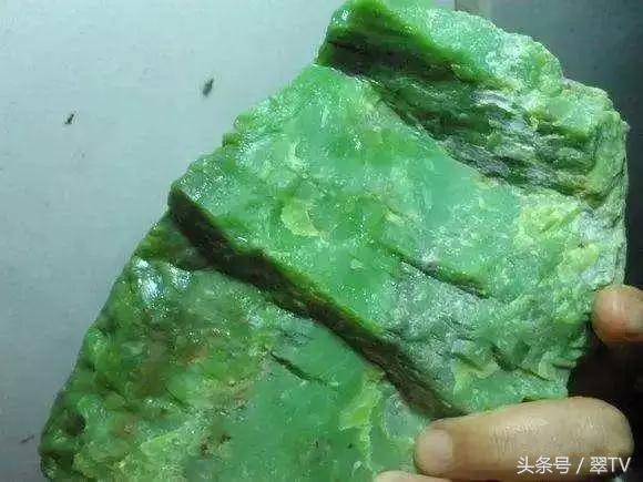 翡翠原石价值,哪些翡翠原石值钱-第8张图片-翡翠网 翡翠原石价值,哪些翡翠原石值钱-第8张图片-翡翠网
