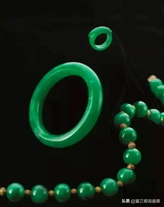 翡翠手镯皇后,贵妃镯什么人不宜戴-第1张图片-翡翠网 翡翠手镯皇后,贵妃镯什么人不宜戴-第1张图片-翡翠网