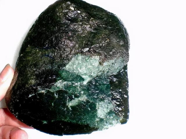 翡翠原石黑料子翡翠原石种类有多少种-第12张图片-翡翠网 翡翠原石黑料子翡翠原石种类有多少种-第12张图片-翡翠网