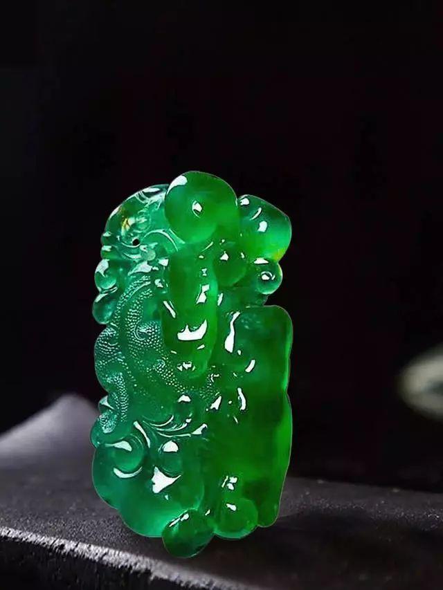 翡翠原石黑料子翡翠原石种类有多少种-第15张图片-翡翠网 翡翠原石黑料子翡翠原石种类有多少种-第15张图片-翡翠网