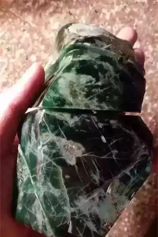 翡翠原石黑料子翡翠原石种类有多少种-第18张图片-翡翠网 翡翠原石黑料子翡翠原石种类有多少种-第18张图片-翡翠网