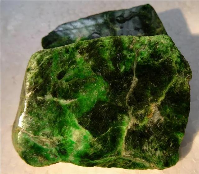 翡翠原石黑料子翡翠原石种类有多少种-第19张图片-翡翠网 翡翠原石黑料子翡翠原石种类有多少种-第19张图片-翡翠网