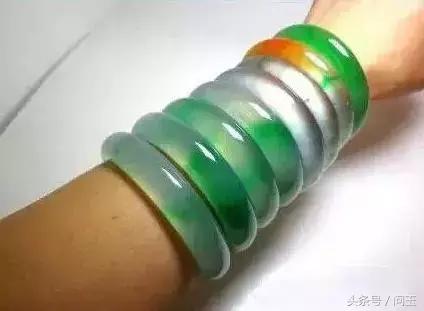 翡翠手镯到胳膊什么位置正好翡翠手镯胳膊-第1张图片-翡翠网 翡翠手镯到胳膊什么位置正好翡翠手镯胳膊-第1张图片-翡翠网